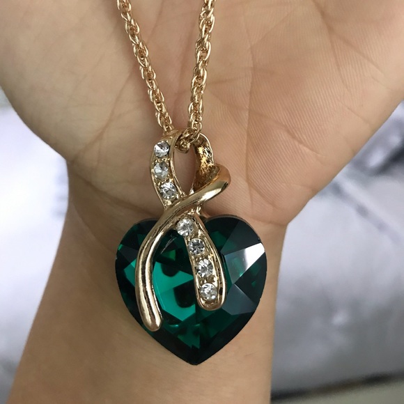 Fashion Jewelry Jewelry - 💚Heart shape Necklace with the chain !